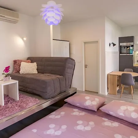 Vana & Tea Luxury Studio **** דירה